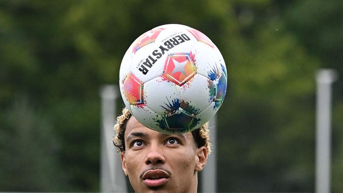 09 July 2025, Hesse, Frankfurt/Main: Soccer: Bundesliga, Eintracht Frankfurt training kick-off, Hugo Ekitiké fixes the ball at Eintracht Frankfurts training kick-off at the stadium. Photo: Arne Dedert/dpa (Photo by Arne Dedert/picture alliance via Getty Images)