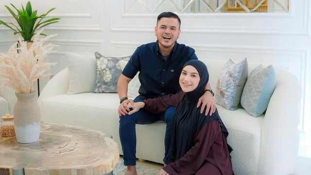 Kabar Terkini Artis dari InsertLive : Surprise Ultah Sahabat Pria, Suami Irish Bella Dituding Lavender Marriage