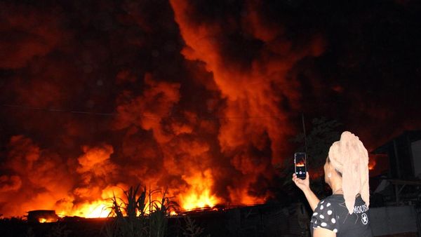Penampakan Kobaran Api Melahap Pabrik Minyak Makan di Medan