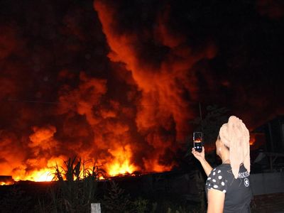 Penampakan Kobaran Api Melahap Pabrik Minyak Makan di Medan