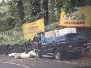 Pikap Rem Blong Tabrak Pembatas Jalan di Jalur Tengkorak Erek-Erek Pikap Rem Blong Tabrak Pembatas Jalan di Jalur Tengkorak Erek-Erek