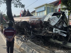 Truk Tangki Muatan Migor Bekas Tabrak Pagar Sekolah di Rembang
