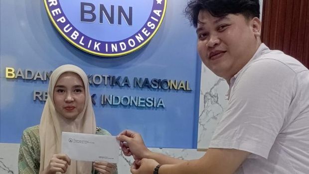 Ketua Umum Lingkar Ganja Nasional (LGN)  Riyadh Fakhruddin menyerahkan surat permohonan audiensi soal riset ganja medis ke kantor BNN, Rabu (23/7/2025). (Dok. LGN)