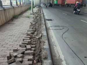 Bisa-bisanya Maling di Koja Bongkar Trotoar demi Curi Kabel Lampu Jalan Bisa-bisanya Maling di Koja Bongkar Trotoar demi Curi Kabel Lampu Jalan