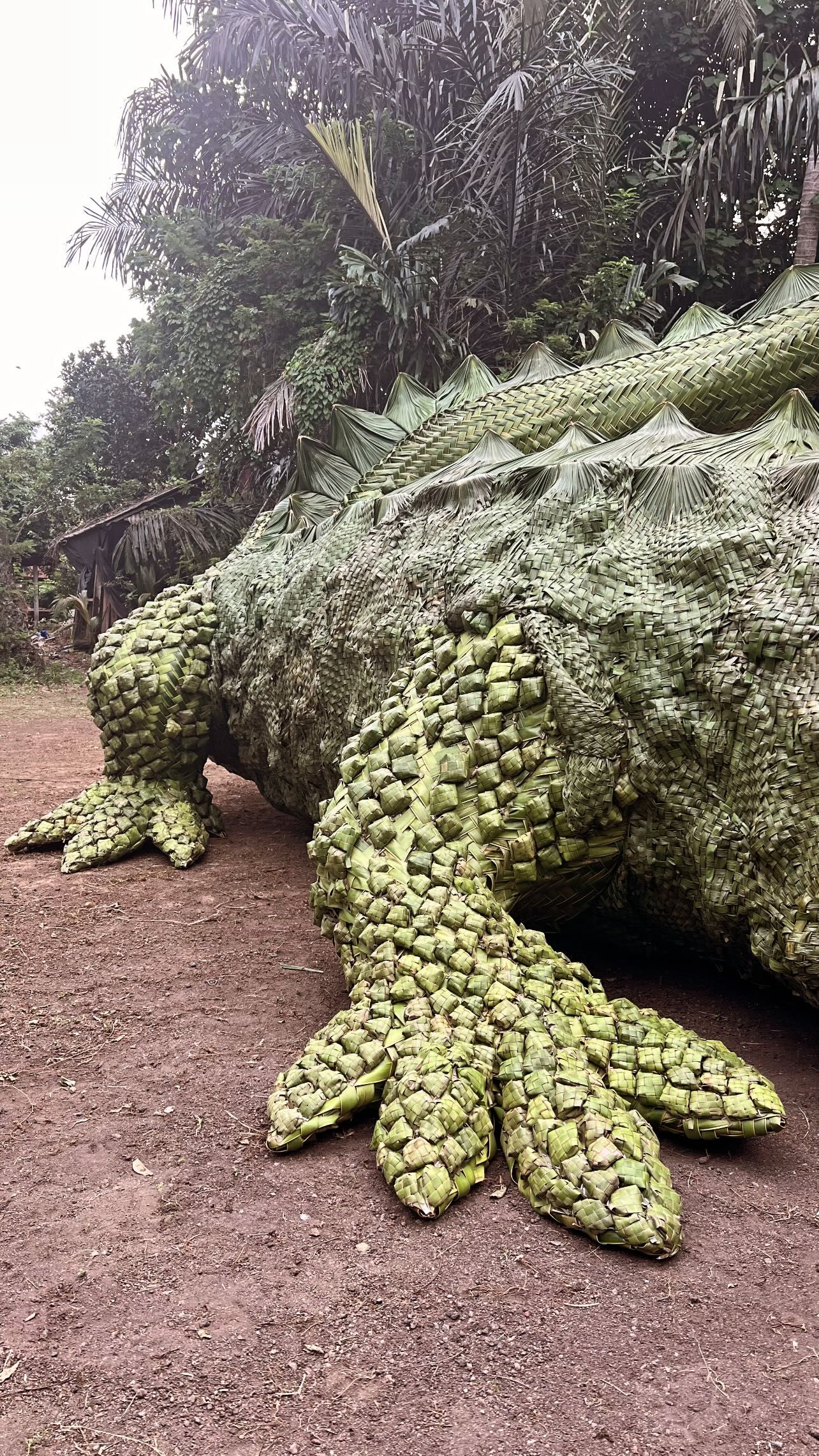 Detail anyaman daun logo Lacoste buatan MAKE A SCENE