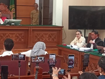 Tatapan Tajam Nikita Mirzani Saat Reza Gladys Bersaksi