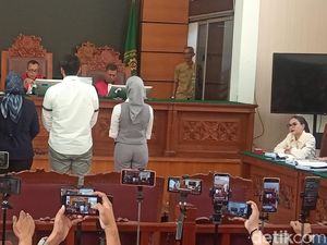 Nikita Mirzani Geleng-geleng dan Emosional Tanggapi Kesaksian Reza Gladys Nikita Mirzani Geleng-geleng dan Emosional Tanggapi Kesaksian Reza Gladys