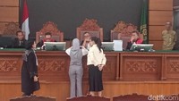 Reza Gladys Yakin Menang Lawan Nikita Mirzani