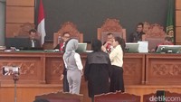 Nikita Mirzani Bawa Bukti Produk Reza Gladys Tak Terdaftar BPOM ke Sidang