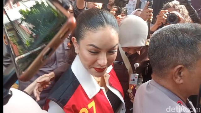 Update Informasi Selebriti InsertLive : Mantan Karyawan Kuliti Tabiat Asli Nikita Mirzani: Waktu Itu Lolly Disuruh...