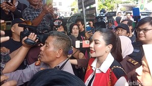 Bibir Merah Merona Nikita Mirzani di Sidang Melawan Reza Gladys