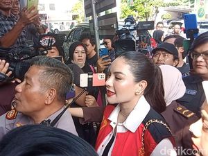 Bibir Merah Merona Nikita Mirzani di Sidang Melawan Reza Gladys