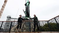 Patung Santo Thomas Hiasi Kembali Menara Notre-Dame de Paris