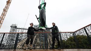 Patung Santo Thomas Hiasi Kembali Menara Notre-Dame de Paris
