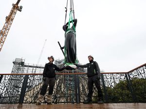 Patung Santo Thomas Hiasi Kembali Menara Notre-Dame de Paris