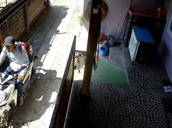 CCTV Rekam Curanmor Siang Bolong di Ponorogo, Istri Kejar Pelaku