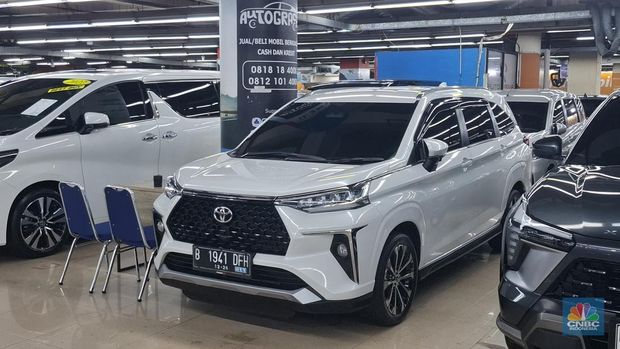 Penjual mobil jejak di WTC Mangga Dua, Jakarta Utara ungkap mobil Toyota Avanza tetap diminati oleh pembeli mobil bekas. (CNBC Indonesia/Chandra)