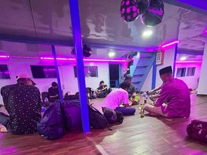 Perokok Bebal Nyebat di Kapal Teluk Batang Meski Dilarang, Penumpang Kesal Perokok Bebal Nyebat di Kapal Teluk Batang Meski Dilarang, Penumpang Kesal