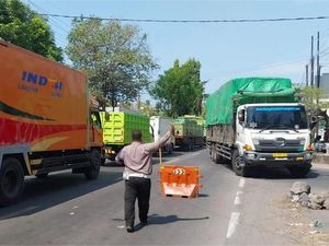 Polisi Terjunkan Sepertiga Personel Atasi Macet Jalur Pelabuhan Ketapang Polisi Terjunkan Sepertiga Personel Atasi Macet Jalur Pelabuhan Ketapang