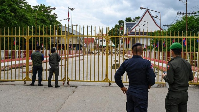 Polisi perbatasan Kamboja berjaga di akrab gerbang perlintasan perbatasan dengan Thailand yang ditutup di saat sengketa perbatasan memanas Cambodian police officials stand next to the closed gate at Poipet International border checkpoint between Cambodia-Thailand, at Poipet town in Banteay Meanchey province on June 24, 2025. Thailands army closed border crossings with Cambodia in six provinces on June 23 to all vehicles and foot passengers except students and people seeking medical treatment, as a territorial row between the neighbours rages. (Photo by TANG CHHIN Sothy / AFP)