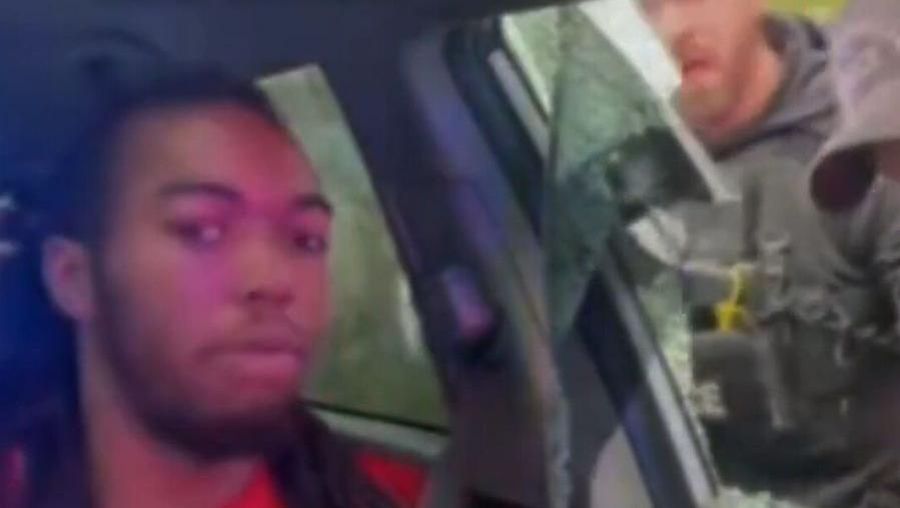 Video: Polisi Pukul Pengemudi saat Pemeriksaan Lalu Lintas!