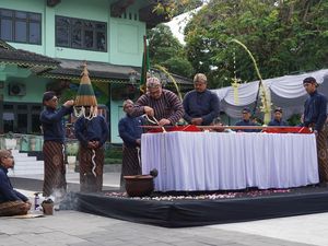 Melihat Jamasan Tombak Pusaka Hadiah Keraton untuk Kota Jogja Melihat Jamasan Tombak Pusaka Hadiah Keraton untuk Kota Jogja