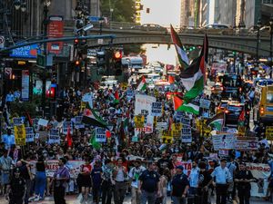 Video: Demo di Depan Rumah Netanyahu Ricuh, Warga Israel-Polisi Bentrok Video: Demo di Depan Rumah Netanyahu Ricuh, Warga Israel-Polisi Bentrok