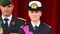 6 Gaya Putri Gen Z Belgia di Hari Kemerdekaan, Kostum Militer Curi Perhatian