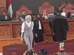 Reza Gladys Sengaja Kenakan Outfit Abu-Abu, Balas Ejekan Nikita Mirzani