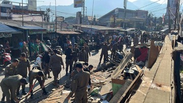 Penertiban PKL di Kawasan Puncak, Satpol PP Bongkar Puluhan Lapak