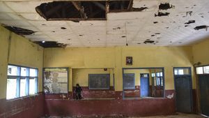 Sekolah Rusak Tak Diperbaiki, Siswa Belajar di Kelas Sekat Triplek