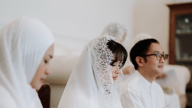 Kabar Terkini Artis dari InsertLive : Momen Canggung tapi Haru Ikke Nurjanah & Aldi Bragi di Pernikahan Anak
