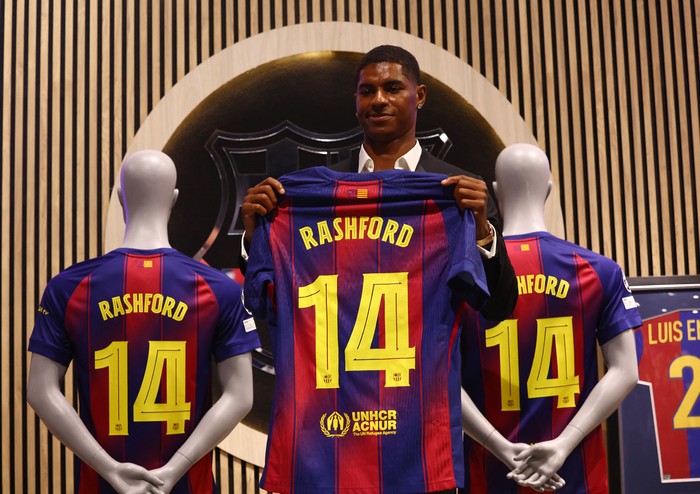 SOCCER-SPAIN-FCB/RAHSFORD Soccer Football - FC Barcelona present new player Marcus Rashford - FC Barcelona Club Shop, Barcelona, Spain - July 23, 2025 Barcelona's new signing Marcus Rashford poses with his shirt during the presentation REUTERS/Albert Gea