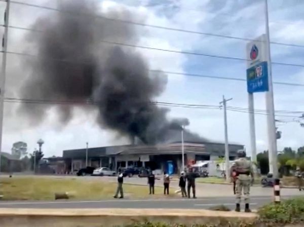 Thailand-Kamboja Memanas, Asap Tebal Selimuti Toko Swalayan di Sisaket