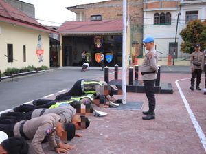 Viral 10 Personel Dihukum Push Up gegara Main Judol, Ini Kata Polres Samosir Viral 10 Personel Dihukum Push Up gegara Main Judol, Ini Kata Polres Samosir