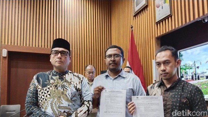 Wakil Wali Kota Bandung Erwin di saat menampilkan surat tuntutan maaf dan hukuman denda terhadap komunitas yang bagi-bagi bir di Pocari Run 2025. Dua komunita Wakil Wali Kota Bandung Erwin di saat menampilkan surat tuntutan maaf dan hukuman denda terhadap komunitas yang bagi-bagi bir di Pocari Run 2025.