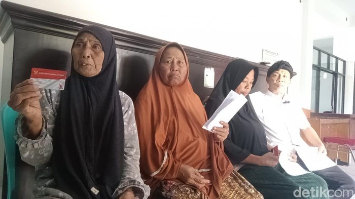 Warga Desa Bagik Polak menyodorkan Kartu Keluarga Sejahtera (KKS) yang mereka miliki tetapi justru tak sanggup bantuan, Kamis (24/7/2025). Warga Desa Bagik Polak menyodorkan Kartu Keluarga Sejahtera (KKS) yang mereka miliki tetapi justru tak sanggup bantuan, Kamis (24/7/2025).