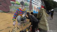 Warna-warni Mural Cerahkan Bantaran Kali Pasir Cikini