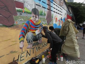 Warna-warni Mural Cerahkan Bantaran Kali Pasir Cikini Warna-warni Mural Cerahkan Bantaran Kali Pasir Cikini