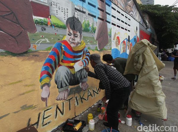 Warna-warni Mural Cerahkan Bantaran Kali Pasir Cikini