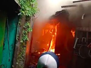 Warung di Jatinegara Kebakaran Akibat Gas Bocor, 2 Orang Terluka Warung di Jatinegara Kebakaran Akibat Gas Bocor, 2 Orang Terluka