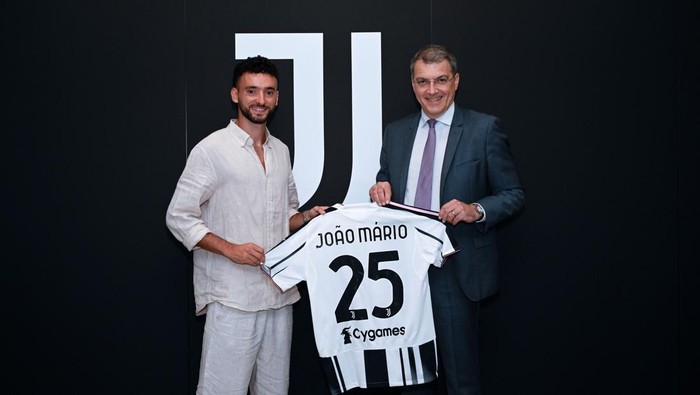 2225996007 TURIN, ITALY - JULY 24: Juventus new signing Joao Mario poses with Damien Comolli at Juventus headquarters on July 24, 2025 in Turin, Italy. (Photo by Daniele Badolato - Juventus FC/Juventus FC via Getty Images)