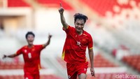 Xuan Bac Nguyen membawa Vietnam memimpin 2-1 di babak kedua, yang tepatnya pada menit ke-54. Bola sundulannya mampu menembus gawang Filipina.  