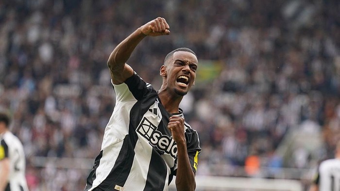 Newcastle Uniteds Alexander Isak celebrates scoring their sides first goal of the game from the penalty spot during the Premier League match at St James Park, Newcastle. Picture date: Saturday April 26, 2025. (Photo by Owen Humphreys/PA Images via Getty Images)
