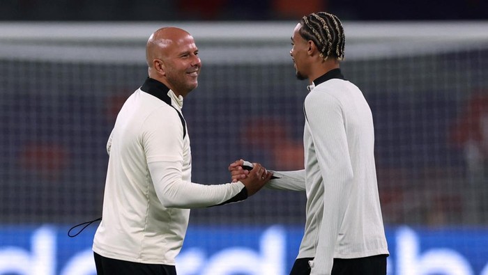 Soccer Football - Liverpool Training - Kai Tak Sports Park, Hong Kong, China - July 24, 2025 Liverpools Hugo Ekitike shakes hands with manager Arne Slot during training REUTERS/Tyrone Siu