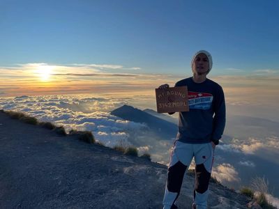 Chef Juna Rayakan Ultah ke-50 dengan Mendaki Gunung Agung Bareng Citra Anidya