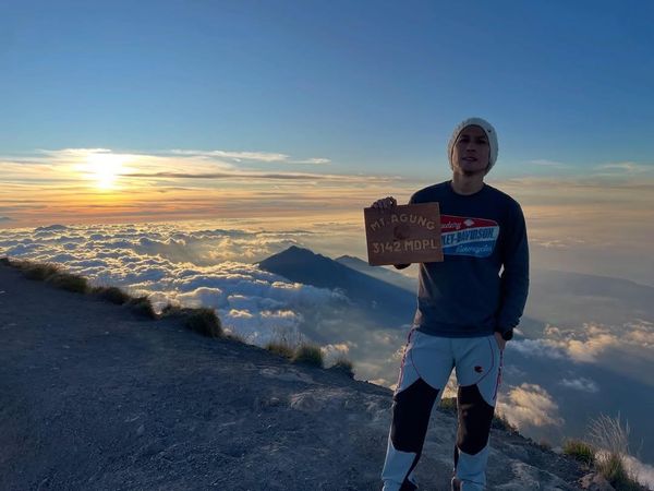 Chef Juna Rayakan Ultah ke-50 dengan Mendaki Gunung Agung Bareng Citra Anidya