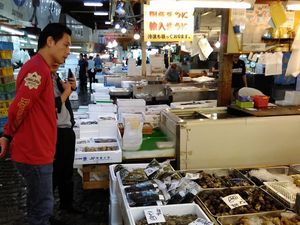 Chef Juna Tampil Keren Saat Masak hingga Belanja Ikan di Tokyo Chef Juna Tampil Keren Saat Masak hingga Belanja Ikan di Tokyo