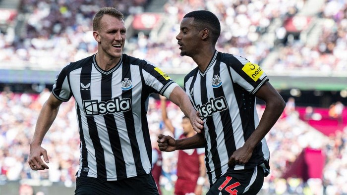 LONDON, ENGLAND - OCTOBER 8: Alexander Isak of Newcastle United celebrates with Dan Burn after scoring a goal during the Premier League match between West Ham United and Newcastle United at London Stadium on October 8, 2023 in London, England. (Photo by Sebastian Frej/MB Media/Getty Images)