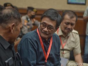 Video: Ganjar Pranowo hingga Eks Wakapolri Hadiri Sidang Vonis Hasto Video: Ganjar Pranowo hingga Eks Wakapolri Hadiri Sidang Vonis Hasto